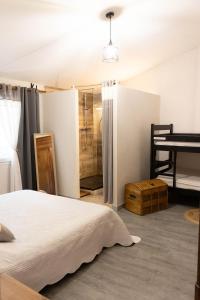 Ένα ή περισσότερα κρεβάτια σε δωμάτιο στο Gîtes le Petit Bordes - Li Biou