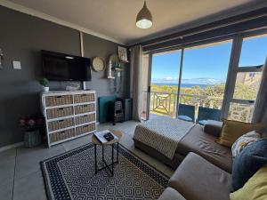 ヘルマナスにある#FiftySevenのソファと大きな窓のあるリビングルーム