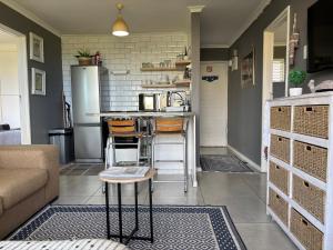 ヘルマナスにある#FiftySevenのキッチン(カウンター、椅子付)