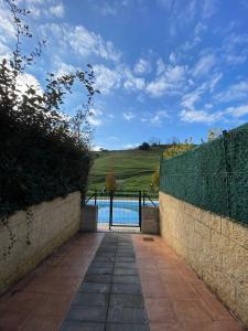 Ein Gehweg führt zu einem Tor mit Zaun in der Unterkunft Rozando el mar en puerto calderon in Oreña