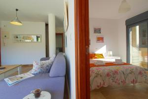 ein Zimmer mit einer Couch und einem Bett und einem Tisch in der Unterkunft Rozando el mar en puerto calderon in Oreña