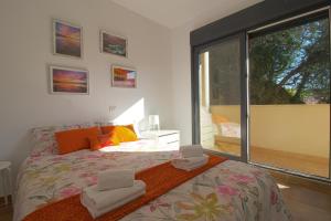 ein Schlafzimmer mit einem Bett mit zwei Handtüchern darauf in der Unterkunft Rozando el mar en puerto calderon in Oreña + 22 Fotos