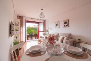a living room with a table and a couch at Apartamento Aventuras in Comillas