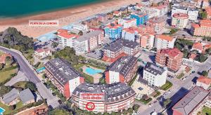 een luchtzicht op een stad met gebouwen en een strand bij Acacios en La Concha in Suances