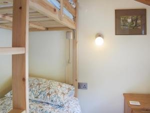 ein kleines Schlafzimmer mit einem Etagenbett und einem Etagenbett in der Unterkunft Woodlands Lodge in Colmonell