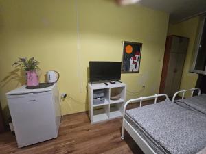 TV a/nebo společenská místnost v ubytování Стая за двама в град Бургас