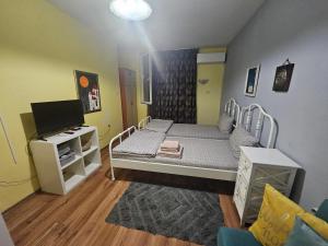 Postel nebo postele na pokoji v ubytování Стая за двама в град Бургас