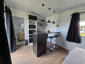 a room with a kitchen with a counter and a desk at Maridalba 2 in La Coronilla