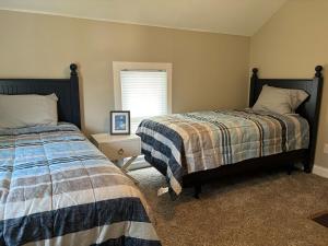 Postel nebo postele na pokoji v ubytování Winter Retreat & Summer Escape in Port Clinton