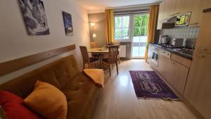 シュラートミンクにあるDependance IIのリビングルーム(ソファ付)、キッチン(テーブル付)