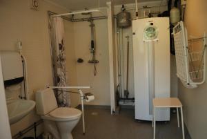 een badkamer met toilet en douche bij Sofielund Vandrarhem & Camping in Sala +106 foto's