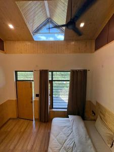 Ένα ή περισσότερα κρεβάτια σε δωμάτιο στο Whistling Woods