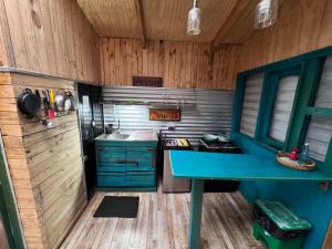 cocina con encimera azul y fregadero en Apartamento Hortensias del Lago, en Puerto Varas