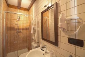 Un baño con lavabo, ducha y espejo. en Casa Yito, en Muñorrodero 16 fotos más