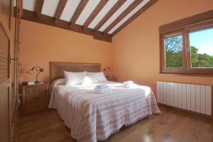 Un dormitorio con una cama grande y una ventana en Casa Yito, en Muñorrodero