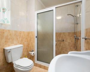 een badkamer met toilet en glazen douche bij Casa da Avó in Vila Franca do Campo +18 foto's