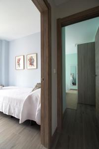 een slaapkamer met een bed en een glazen schuifdeur bij Apartamentos Turísticos La Pontificia in Comillas +41 foto's