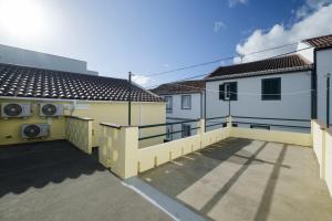 een balkon van een huis bij Casa da Avó in Vila Franca do Campo