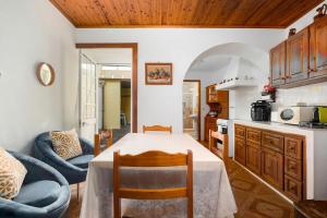 een keuken met een tafel en stoelen in een kamer bij Casa da Avó in Vila Franca do Campo