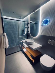 Ένα μπάνιο στο Hotel Trianon