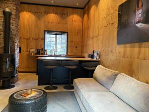 a living room with a couch and a bar at Lærdalsøren Motor Guesthouse in Lærdalsøyri