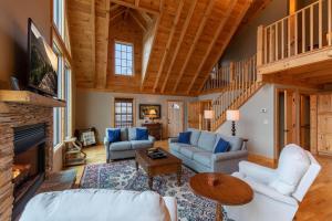 TV a/nebo společenská místnost v ubytování Mayapple Ridge