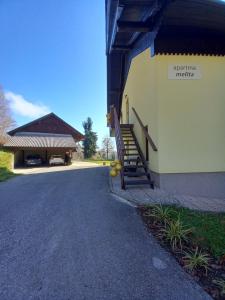 ein Gebäude mit einer Seitentreppe in der Unterkunft Apartma Melita in Rovte