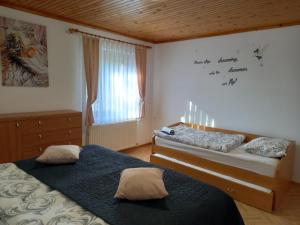 ein Schlafzimmer mit zwei Betten und einem Fenster in der Unterkunft Apartma Melita in Rovte