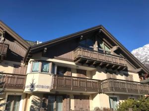 Το κτήριο όπου στεγάζεται  το διαμέρισμα +4 φωτογραφίες