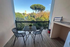 En balkon eller terrasse på Appartamento Panoramico 2-4 persone Metro Cornelia