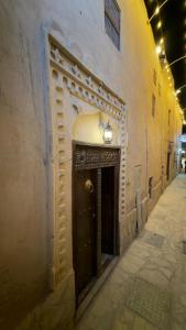 una porta sul lato di un edificio di حياه العقر hayat alaqar a Nizwa