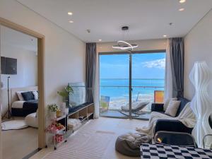 ein Wohnzimmer mit Blick auf das Meer in der Unterkunft The Sóng Apartment 5 Stars Vung Tau - Căn Hộ Du Lịch Biển Vũng Tàu - MINH TOẢN's Homestay in Vũng Tàu