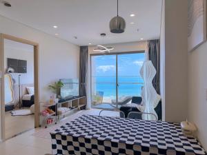 ein Schlafzimmer mit Bett und Blick auf das Meer in der Unterkunft The Sóng Apartment 5 Stars Vung Tau - Căn Hộ Du Lịch Biển Vũng Tàu - MINH TOẢN's Homestay in Vũng Tàu + 136 Fotos