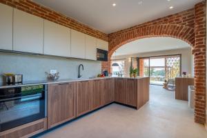 Kuchyň nebo kuchyňský kout v ubytování CASCINA BUZIO 12, Emma Villas