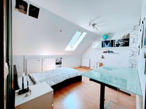 a bedroom with a bed and a desk in it at Jean Monnet - Séjour à Auxerre in Saint-Georges-sur-Baulche +14 photos