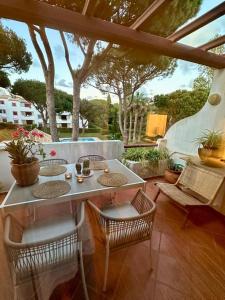 un patio con mesa, sillas y árboles en The Old Village, Prestige and Solar by Village 4U, en Vilamoura