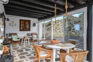 a dining room with a table and chairs at Casa Vereda del Risco in Guinate