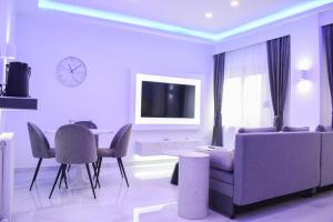 Μια τηλεόραση ή/και κέντρο ψυχαγωγίας στο Luxury Marble Apartment