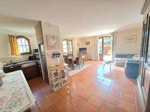 a kitchen and living room with a tile floor at Rez de jardin villa Presqu'ile de Giens in Hyères