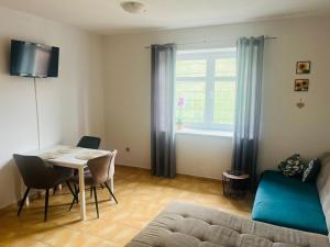 Μια τηλεόραση ή/και κέντρο ψυχαγωγίας στο Apartmán U Slunečnice