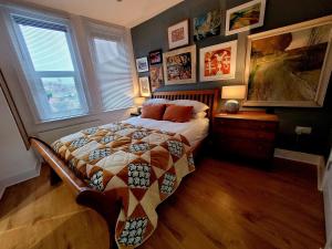 Una cama o camas en una habitación de Stylish flat by the beach with stunning sea views