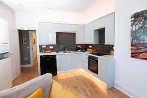 Η κουζίνα ή μικρή κουζίνα στο Stylish flat by the beach with stunning sea views