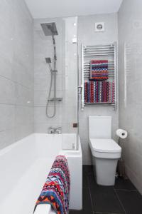 Un baño de Stylish flat by the beach with stunning sea views