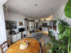 Η κουζίνα ή μικρή κουζίνα στο Stylish flat by the beach with stunning sea views