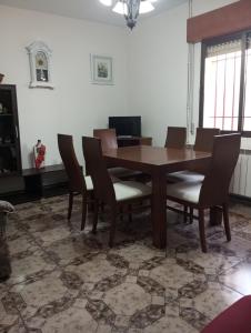 a dining room with a wooden table and chairs at El descanso soberano in Ossa de Montiel