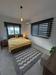 Postel nebo postele na pokoji v ubytování Lapta Residence + 35 fotografií