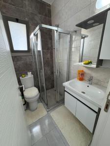 Un baño con ducha, inodoro y lavabo. en Lapta Residence, en Limassol 33 fotos más