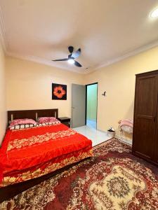 クライにあるPlus Homestayのベッドと天井扇風機のある寝室