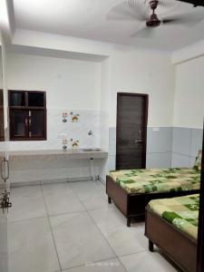 Postel nebo postele na pokoji v ubytování Chauhan Delighted Residence