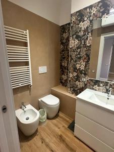 Et badeværelse på Appartamento Panoramico 2-4 persone Metro Cornelia + 22 billeder